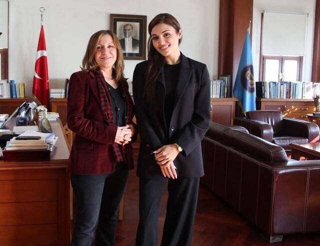 Hande Erçel bu kez eleştiri okunda değil! Rektörden Erçel’e övgü geldi: Akademili olmak nedir gayet iyi farkında 5