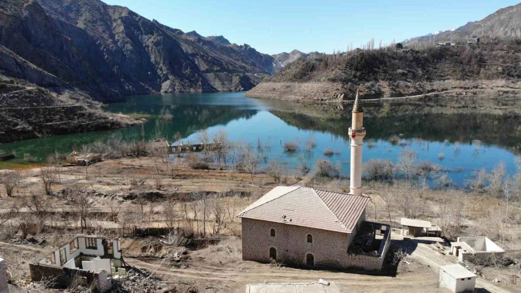 Baraj yapılmasıyla sular altında kalmıştı: Su çekildi, köy gün yüzüne çıktı 8