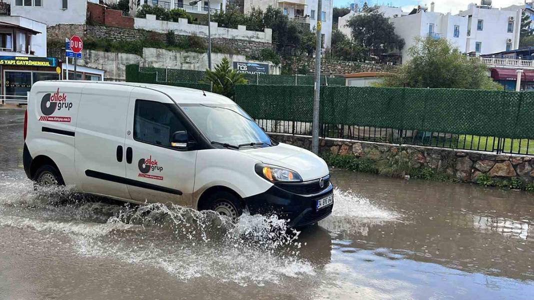 15 dakika yetti! Yollar göle döndü 7