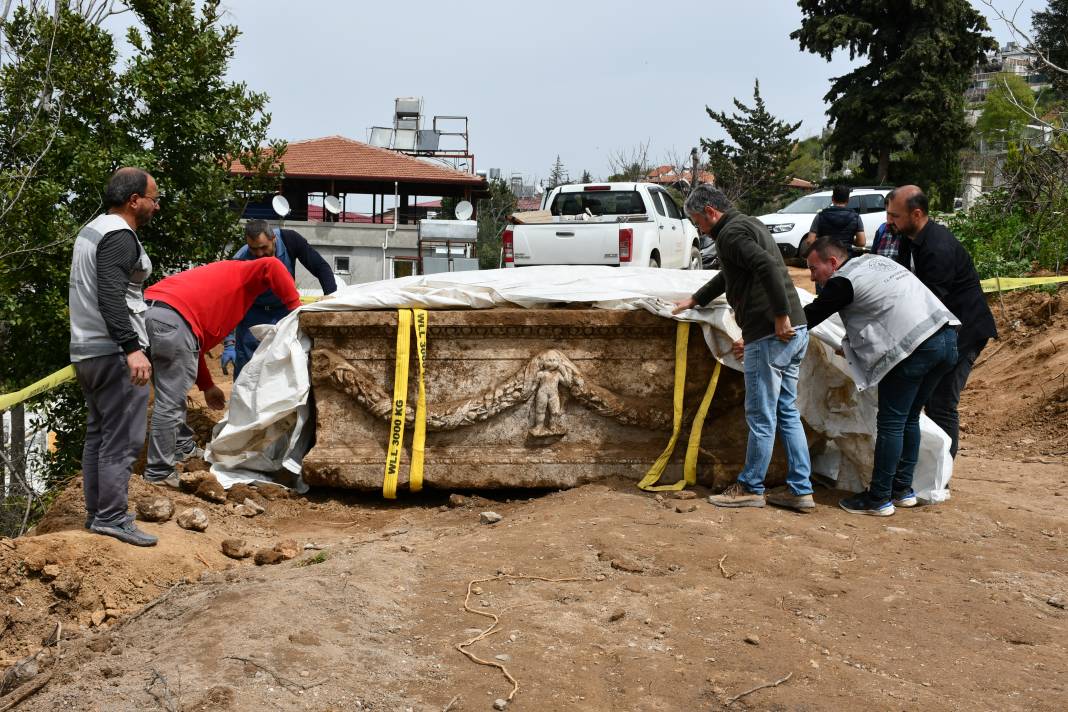 Evin bahçesinde büyüleyen lahit! Kazı yaparken ortaya çıktı, yetkililer harekete geçti 1