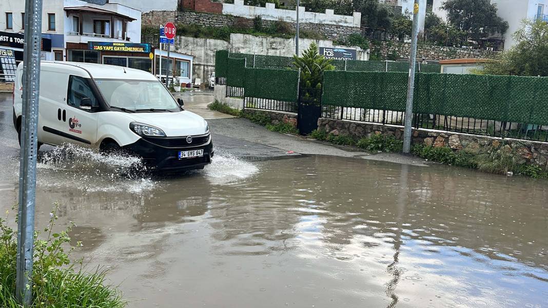15 dakika yetti! Yollar göle döndü 4