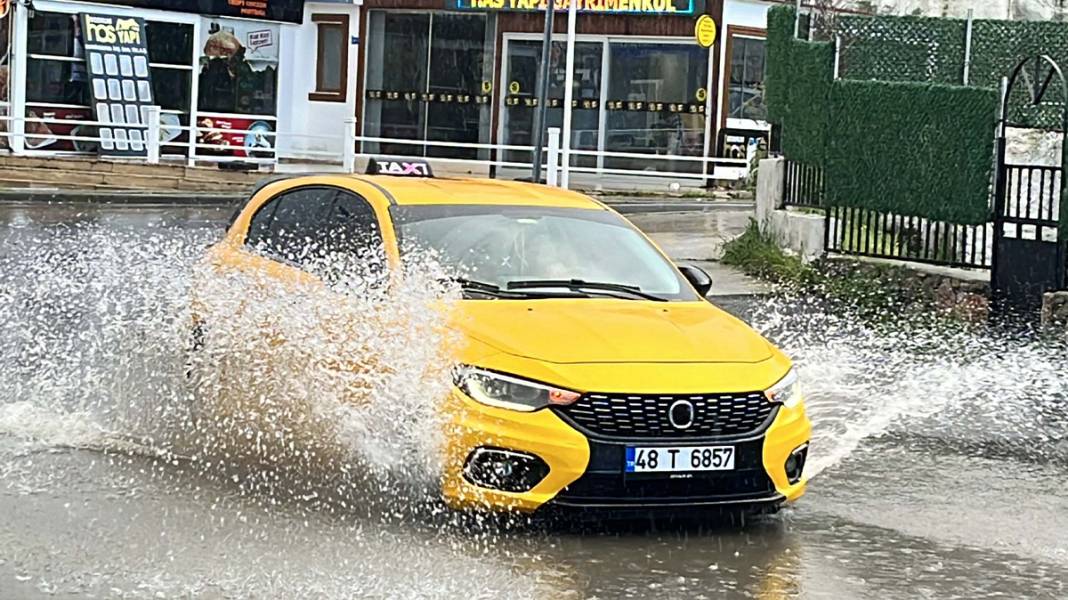 15 dakika yetti! Yollar göle döndü 1