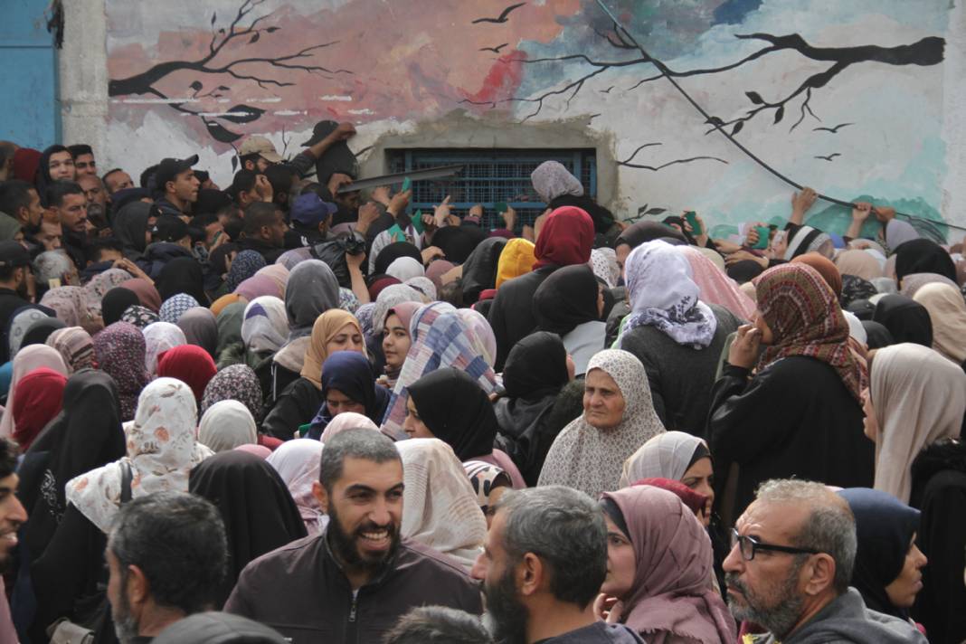 Gazze'de gıda krizi: UNRWA Filistinlilere un dağıttı 1