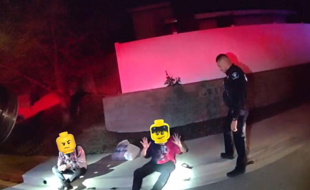 ABD polisi, şüphelilerin fotoğraflarına 'oyuncak' kafalar yerleştirdi 3