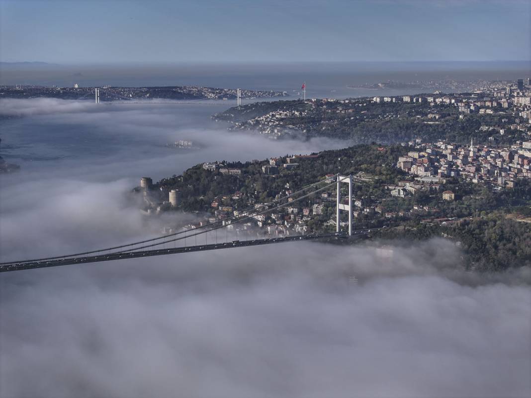 İstanbul'da yoğun sis kamerada: Göz gözü görmüyor 7