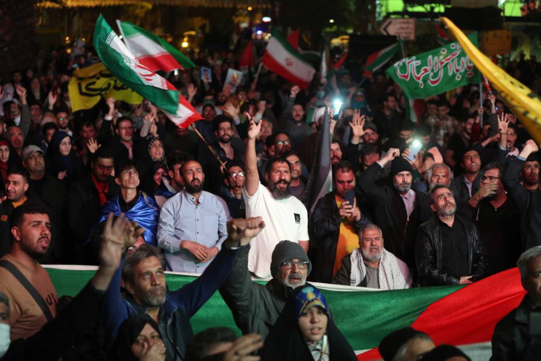 İran'ın İsrail'e saldırısının ardından Tahran'da kutlama: Bir sonraki tokat daha sert olacak 24