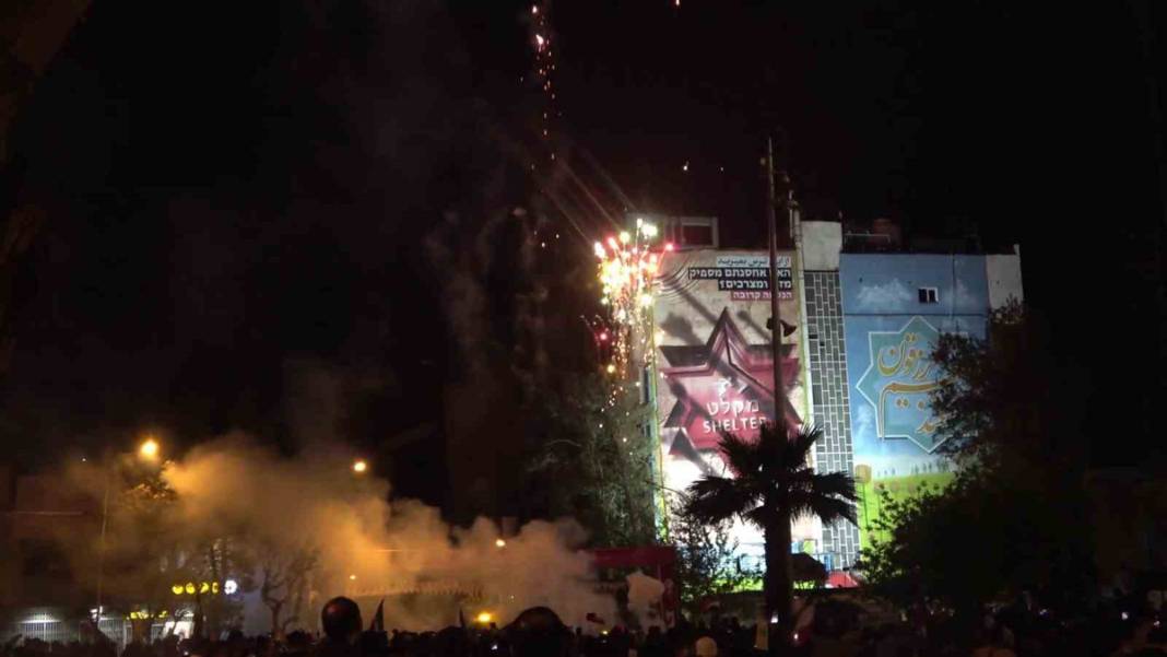 İran'ın İsrail'e saldırısının ardından Tahran'da kutlama: Bir sonraki tokat daha sert olacak 4