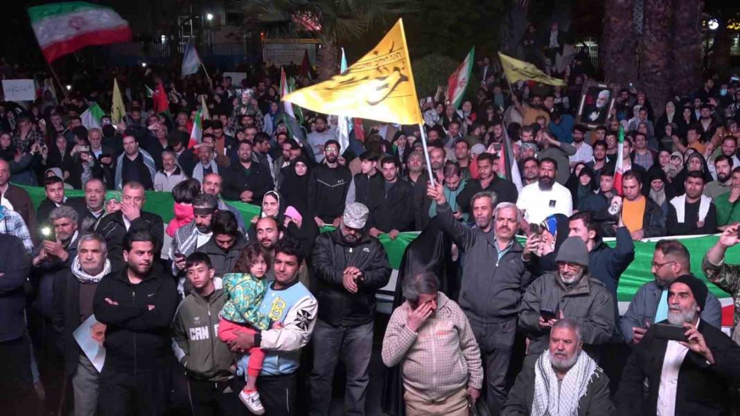 İran'ın İsrail'e saldırısının ardından Tahran'da kutlama: Bir sonraki tokat daha sert olacak 14