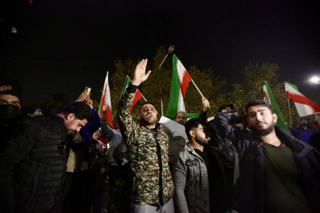 İran'ın İsrail'e saldırısının ardından Tahran'da kutlama: Bir sonraki tokat daha sert olacak 11