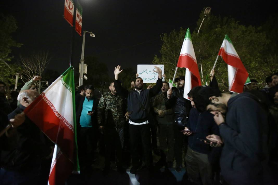 İran'ın İsrail'e saldırısının ardından Tahran'da kutlama: Bir sonraki tokat daha sert olacak 9