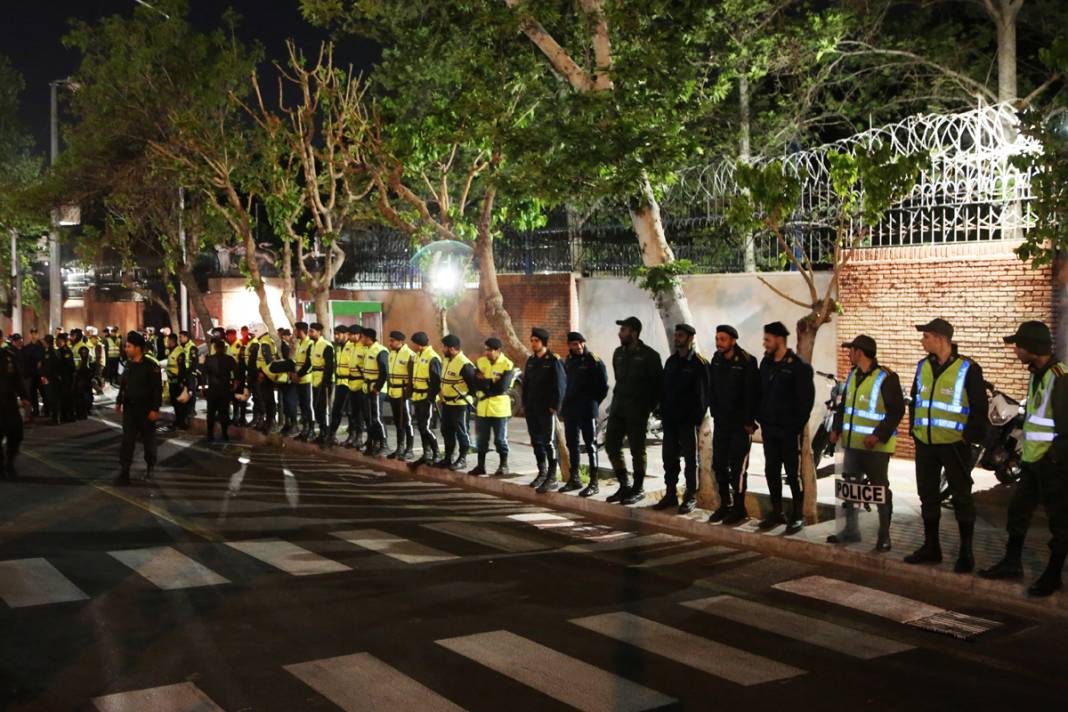 İran'ın İsrail'e saldırısının ardından Tahran'da kutlama: Bir sonraki tokat daha sert olacak 6