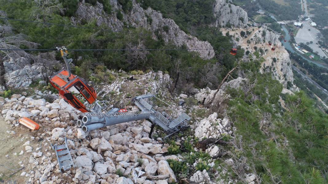 Antalya'daki teleferik faciasından geriye enkaz görüntüleri kaldı 13