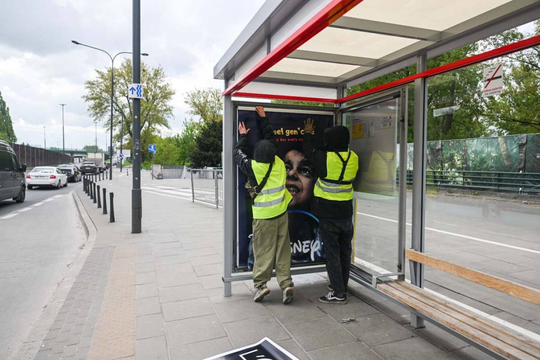 Polonyalı aktivist, Gazze için hazırladığı afişleri sokaklara astı 5