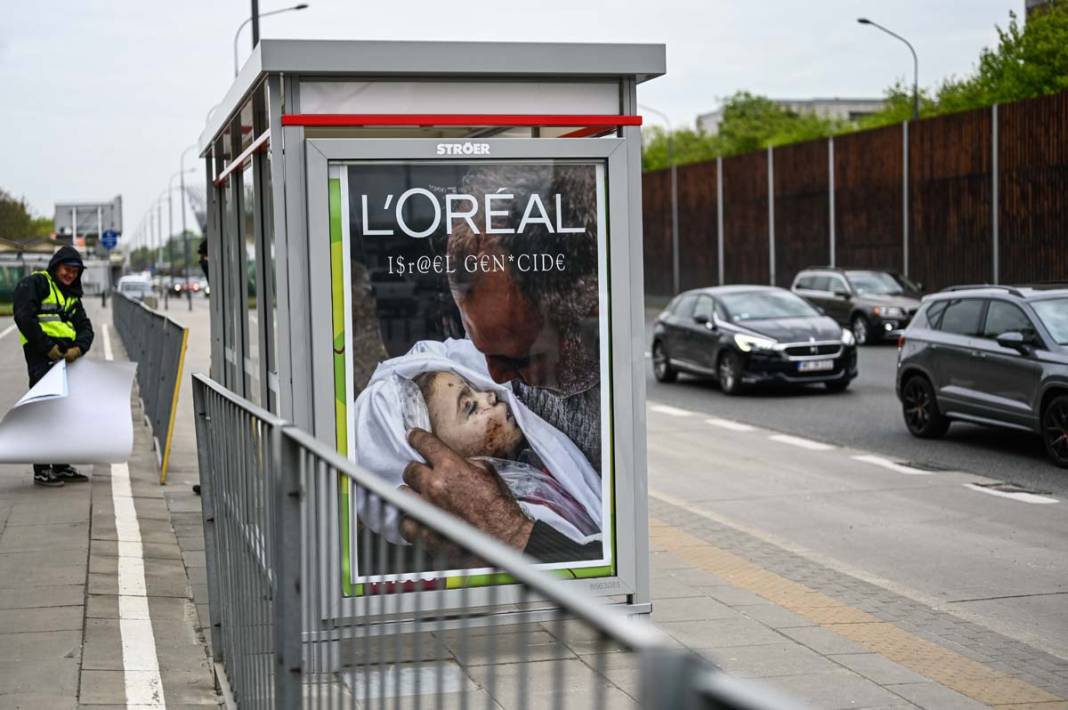 Polonyalı aktivist, Gazze için hazırladığı afişleri sokaklara astı 4