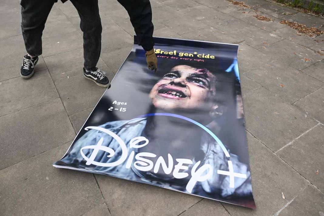 Polonyalı aktivist, Gazze için hazırladığı afişleri sokaklara astı 3