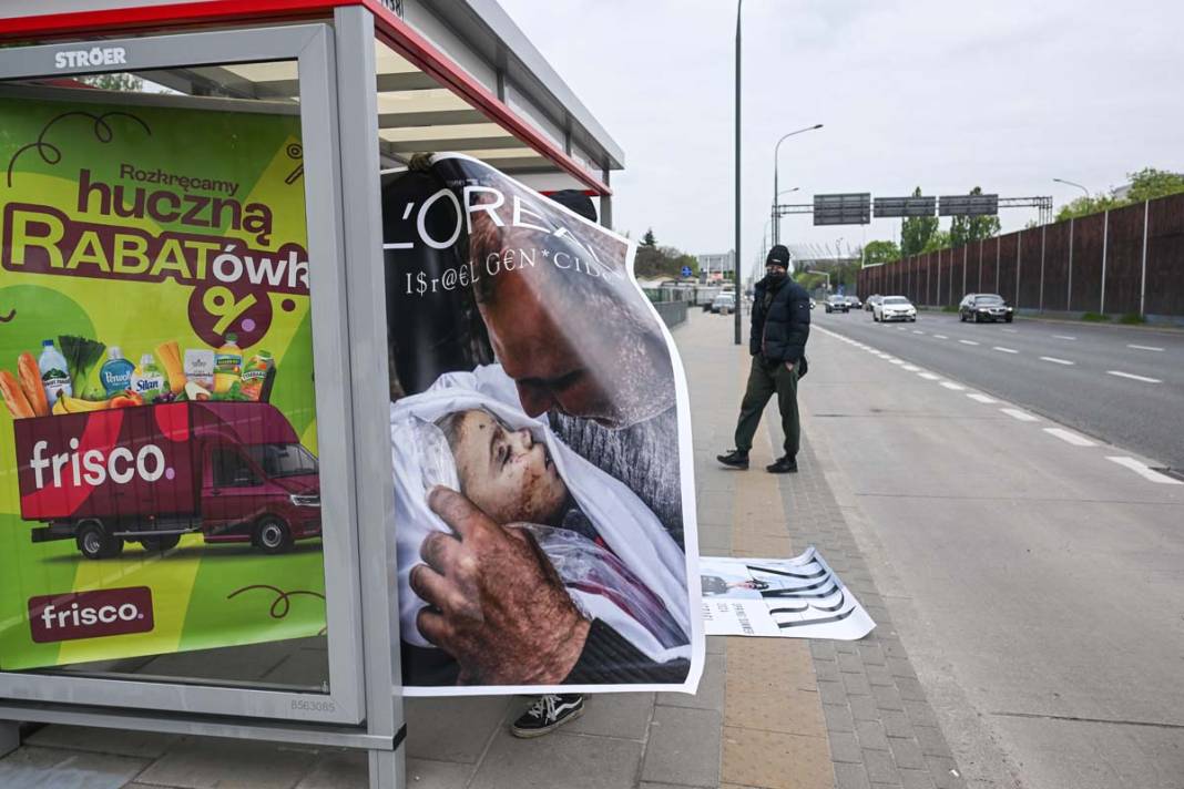 Polonyalı aktivist, Gazze için hazırladığı afişleri sokaklara astı 1