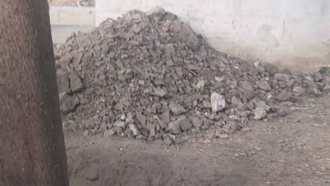 İstanbul'un göbeğinde güpegündüz kazı! Defineciler şehitliği talan etmiş 5