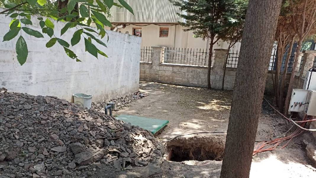 İstanbul'un göbeğinde güpegündüz kazı! Defineciler şehitliği talan etmiş 1