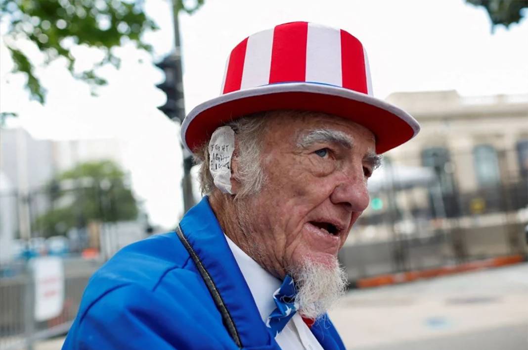 Trump destekçilerinden bandaj akımı 11