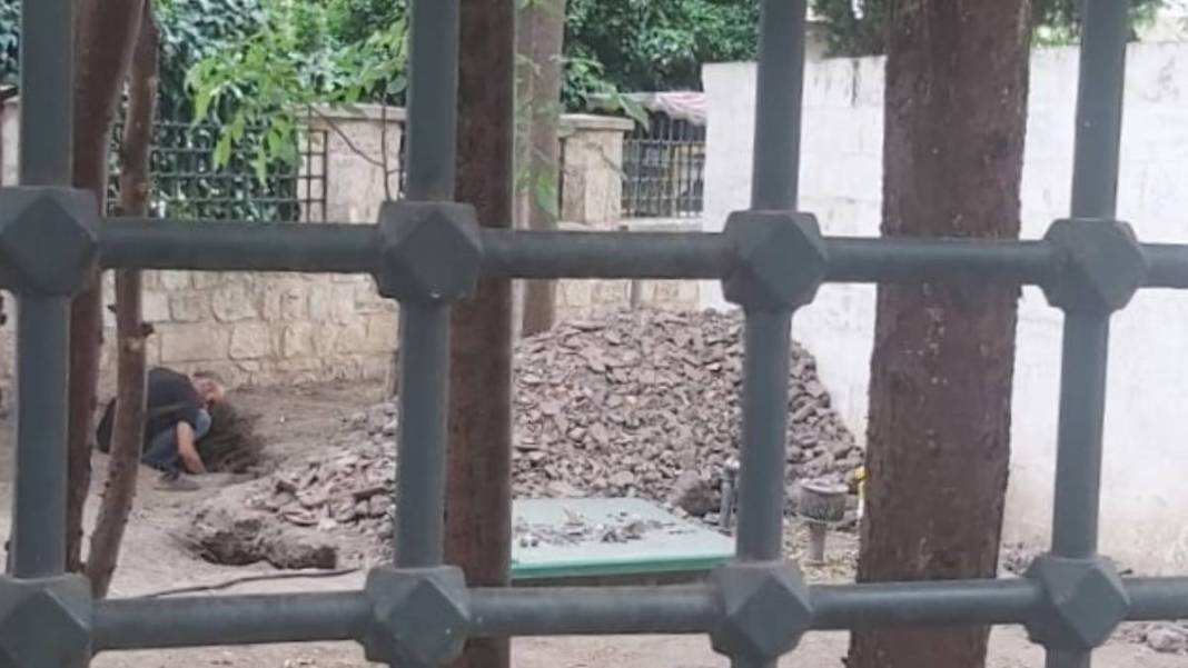 İstanbul'un göbeğinde güpegündüz kazı! Defineciler şehitliği talan etmiş 4