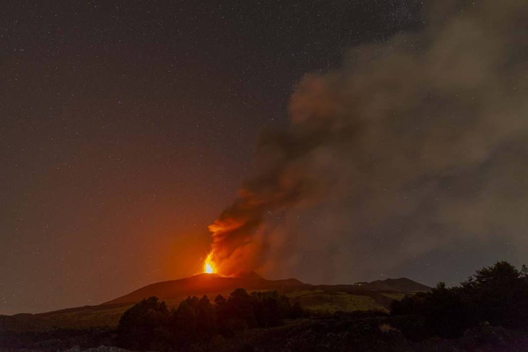 Etna Yanardağı lav ve kül püskürtüyor 5