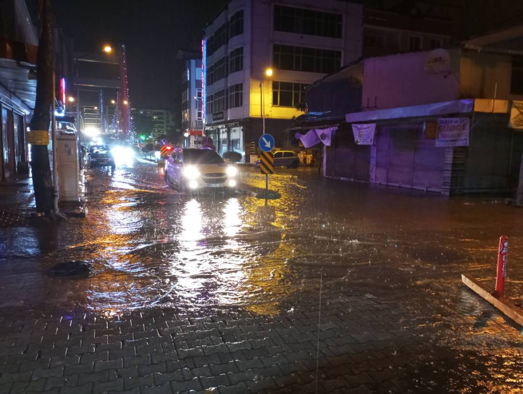 Samsun sağanağa teslim: Cadde ve sokaklar göl oldu 4