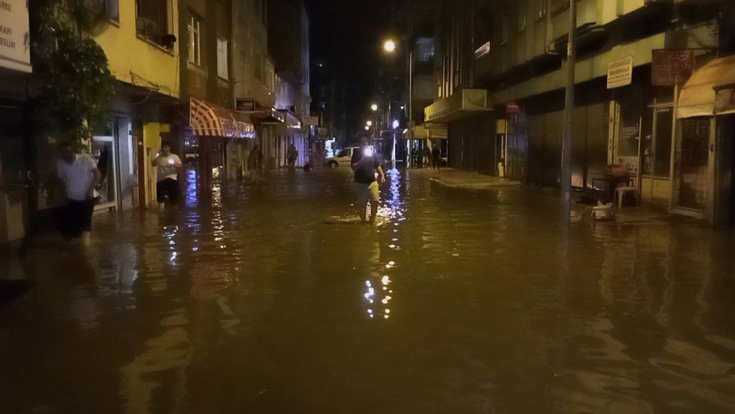 Samsun sağanağa teslim: Cadde ve sokaklar göl oldu 7
