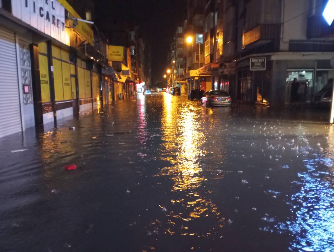 Samsun sağanağa teslim: Cadde ve sokaklar göl oldu 2