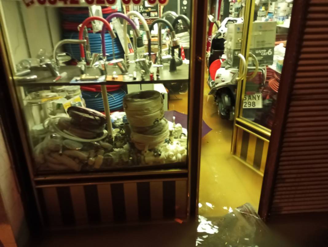 Samsun sağanağa teslim: Cadde ve sokaklar göl oldu 3