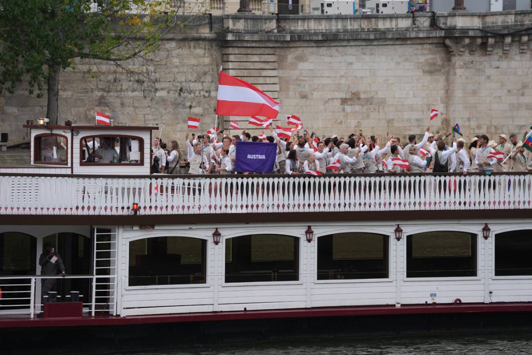 Olimpiyat ateşi Paris'te yandı: Görkemli açılış 26