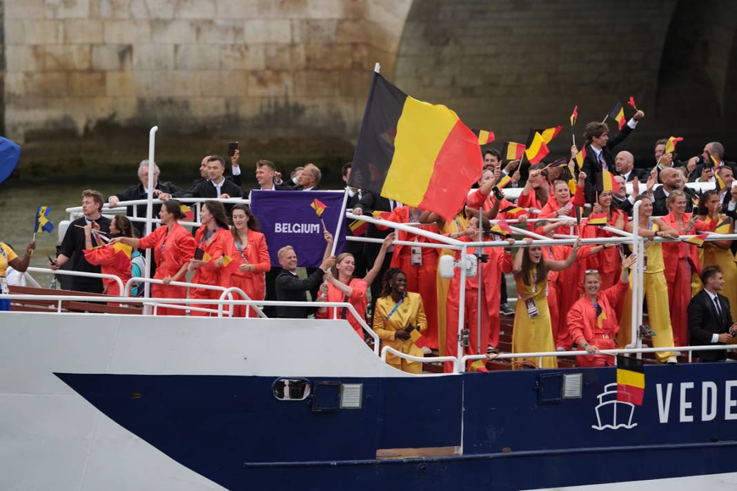 Olimpiyat ateşi Paris'te yandı: Görkemli açılış 28