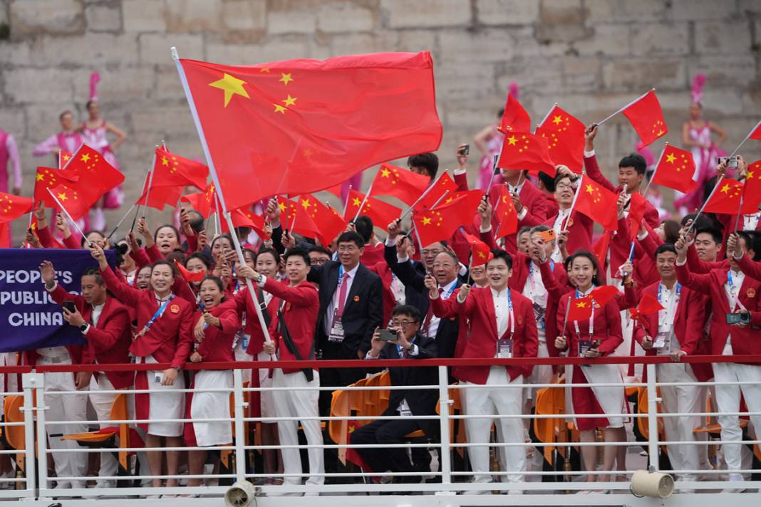 Olimpiyat ateşi Paris'te yandı: Görkemli açılış 25