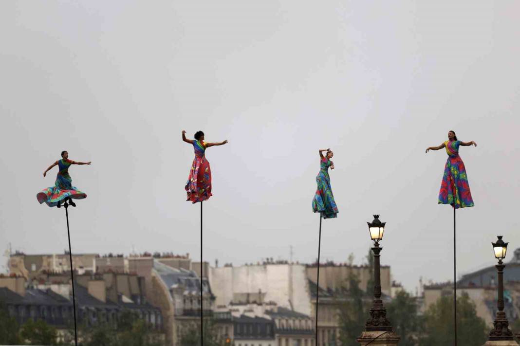 Olimpiyat ateşi Paris'te yandı: Görkemli açılış 22