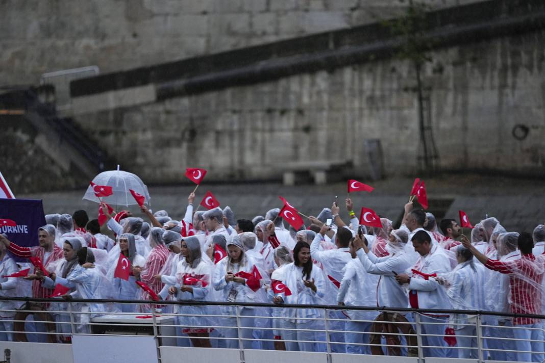 Olimpiyat ateşi Paris'te yandı: Görkemli açılış 6