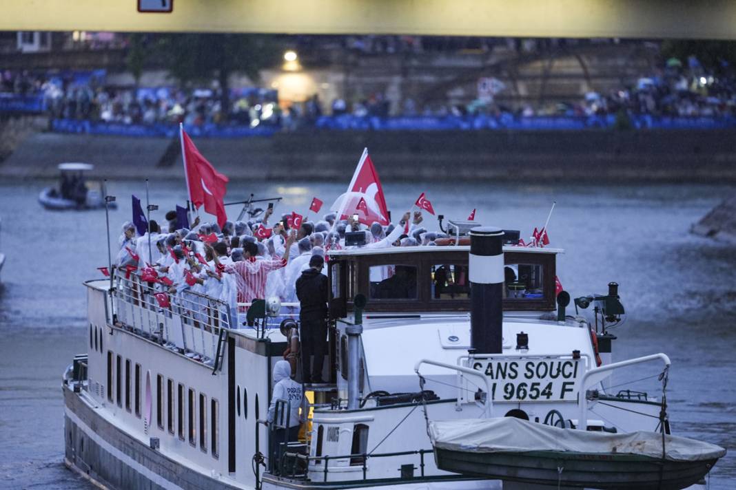 Olimpiyat ateşi Paris'te yandı: Görkemli açılış 39
