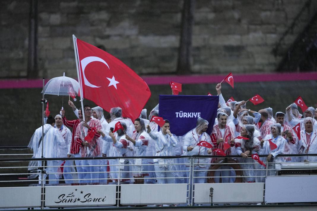 Olimpiyat ateşi Paris'te yandı: Görkemli açılış 5