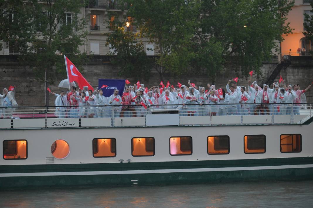 Olimpiyat ateşi Paris'te yandı: Görkemli açılış 36