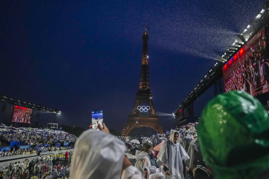 Olimpiyat ateşi Paris'te yandı: Görkemli açılış 33