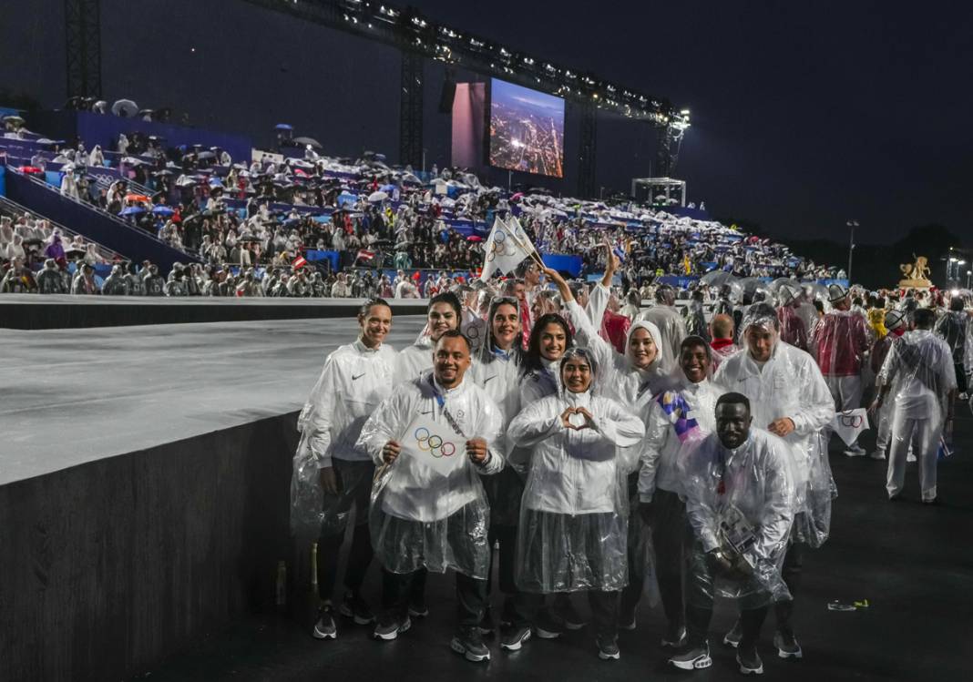 Olimpiyat ateşi Paris'te yandı: Görkemli açılış 34