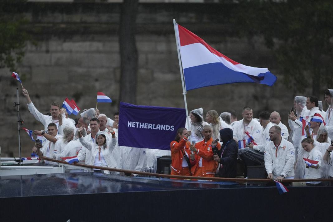 Olimpiyat ateşi Paris'te yandı: Görkemli açılış 35