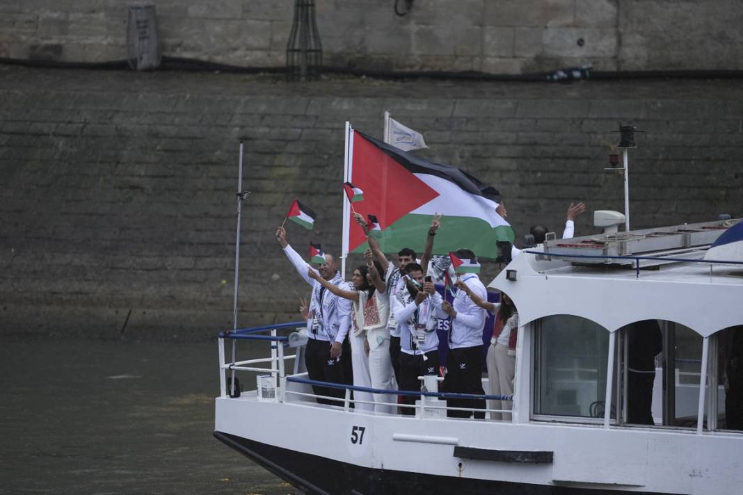 Olimpiyat ateşi Paris'te yandı: Görkemli açılış 30