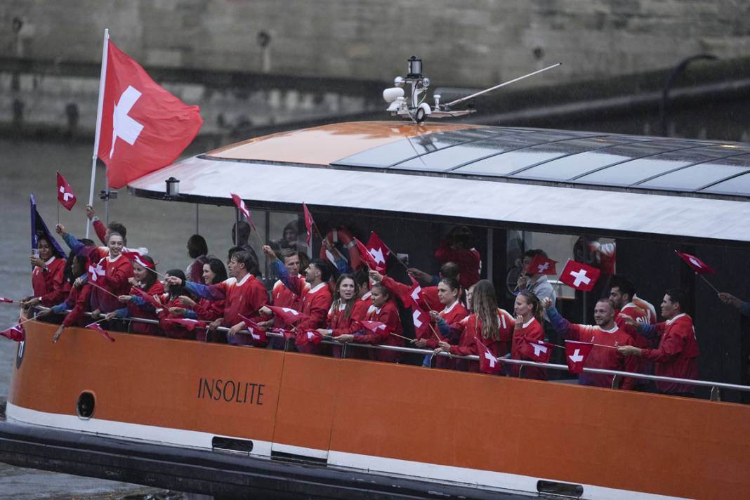Olimpiyat ateşi Paris'te yandı: Görkemli açılış 60
