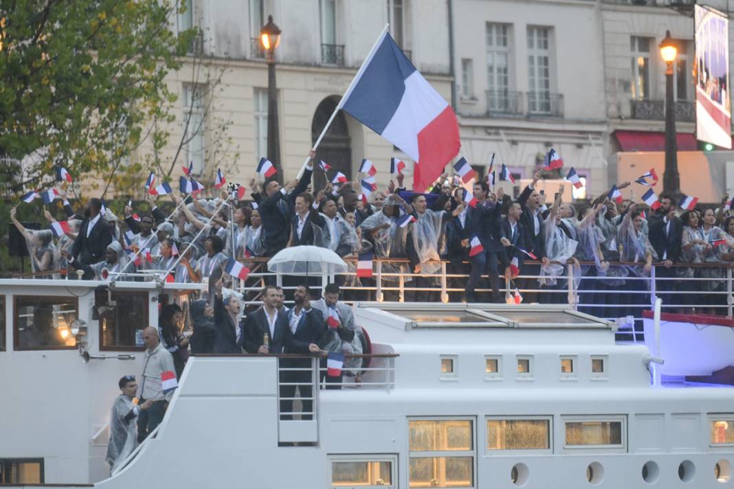 Olimpiyat ateşi Paris'te yandı: Görkemli açılış 63
