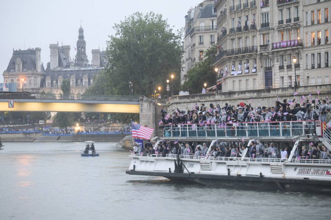 Olimpiyat ateşi Paris'te yandı: Görkemli açılış 62