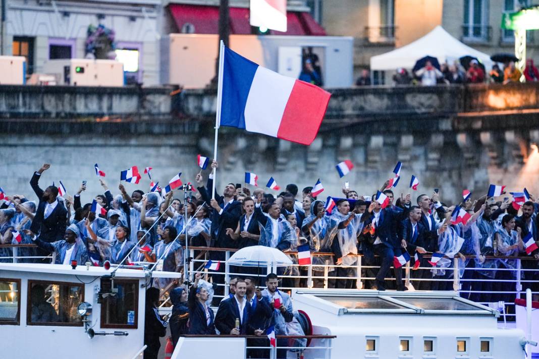 Olimpiyat ateşi Paris'te yandı: Görkemli açılış 58