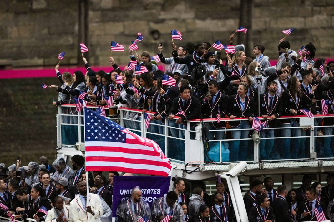 Olimpiyat ateşi Paris'te yandı: Görkemli açılış 52