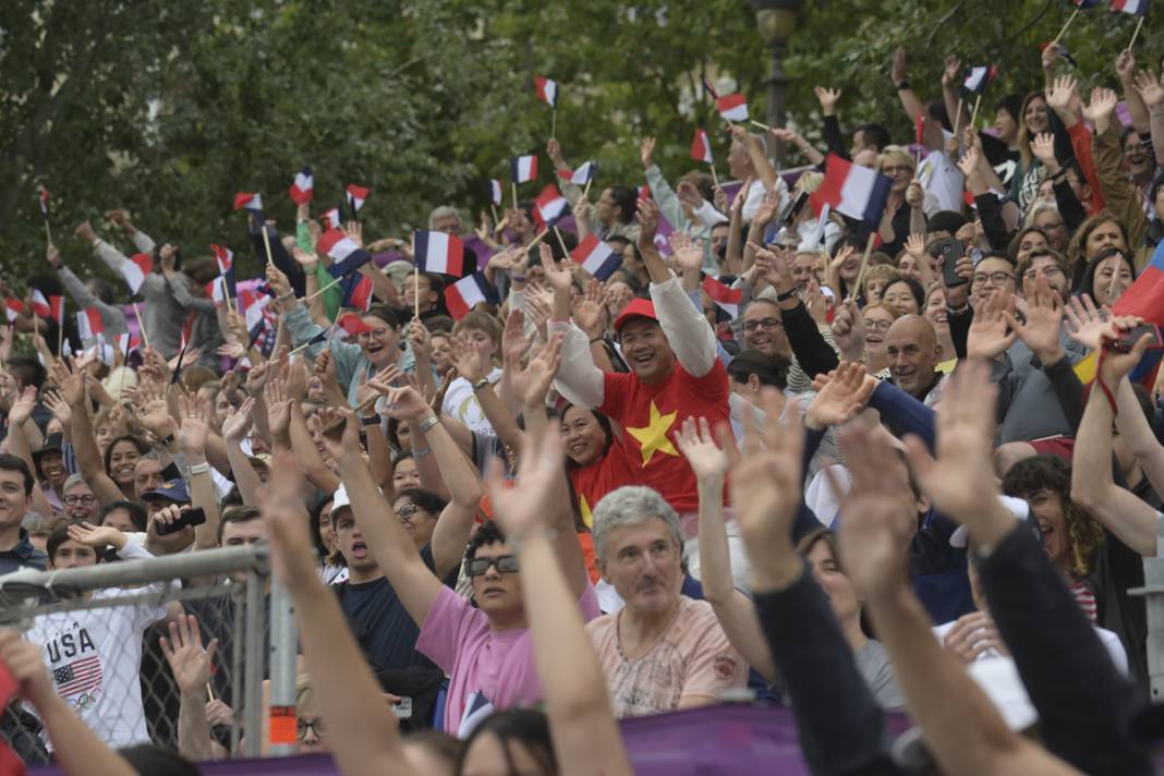 Olimpiyat ateşi Paris'te yandı: Görkemli açılış 12