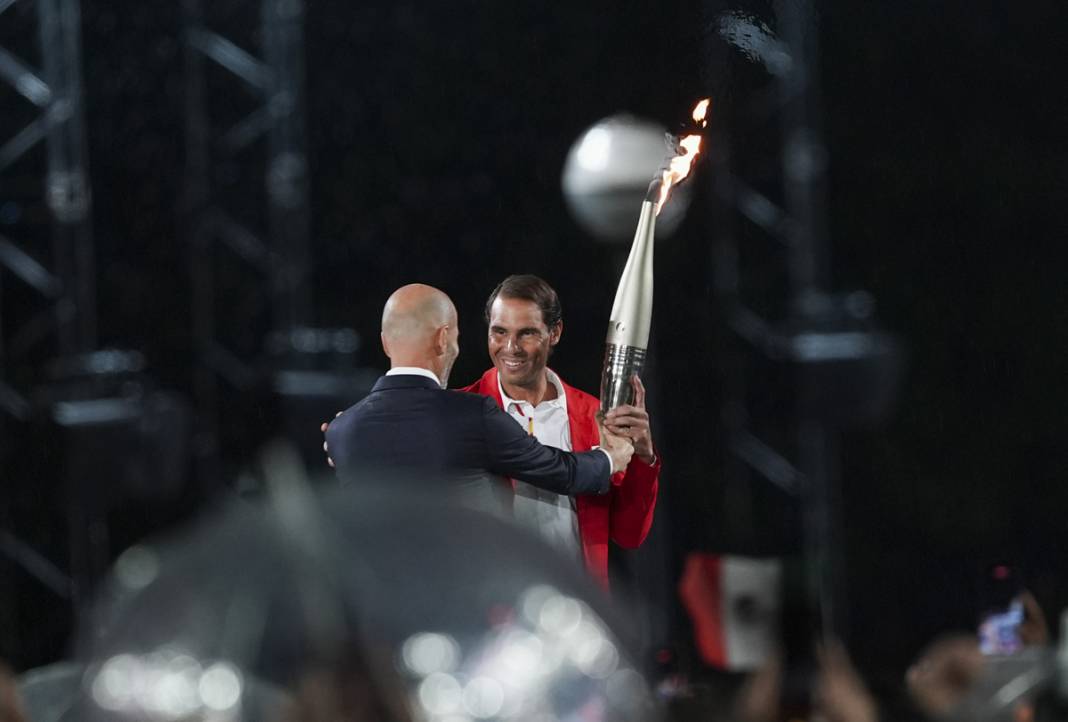 Olimpiyat ateşi Paris'te yandı: Görkemli açılış 13