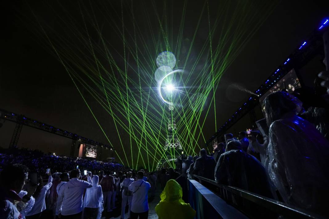 Olimpiyat ateşi Paris'te yandı: Görkemli açılış 50