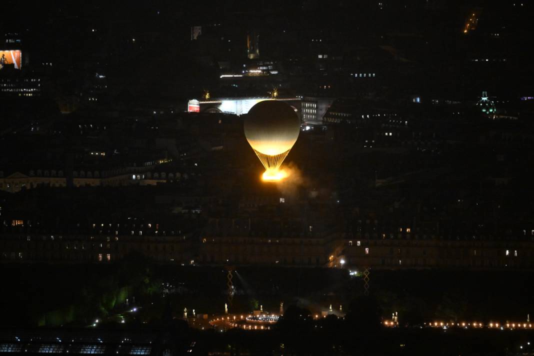 Olimpiyat ateşi Paris'te yandı: Görkemli açılış 48